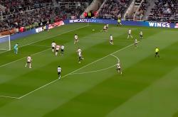 开云体育APP下载-踢出一脚绝杀球！足球选手带队晋级半决赛