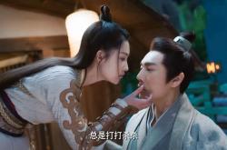 开云体育-双线狂想曲，当巴萨绝杀曼城，库尔图瓦用零封写就门将王座宣言