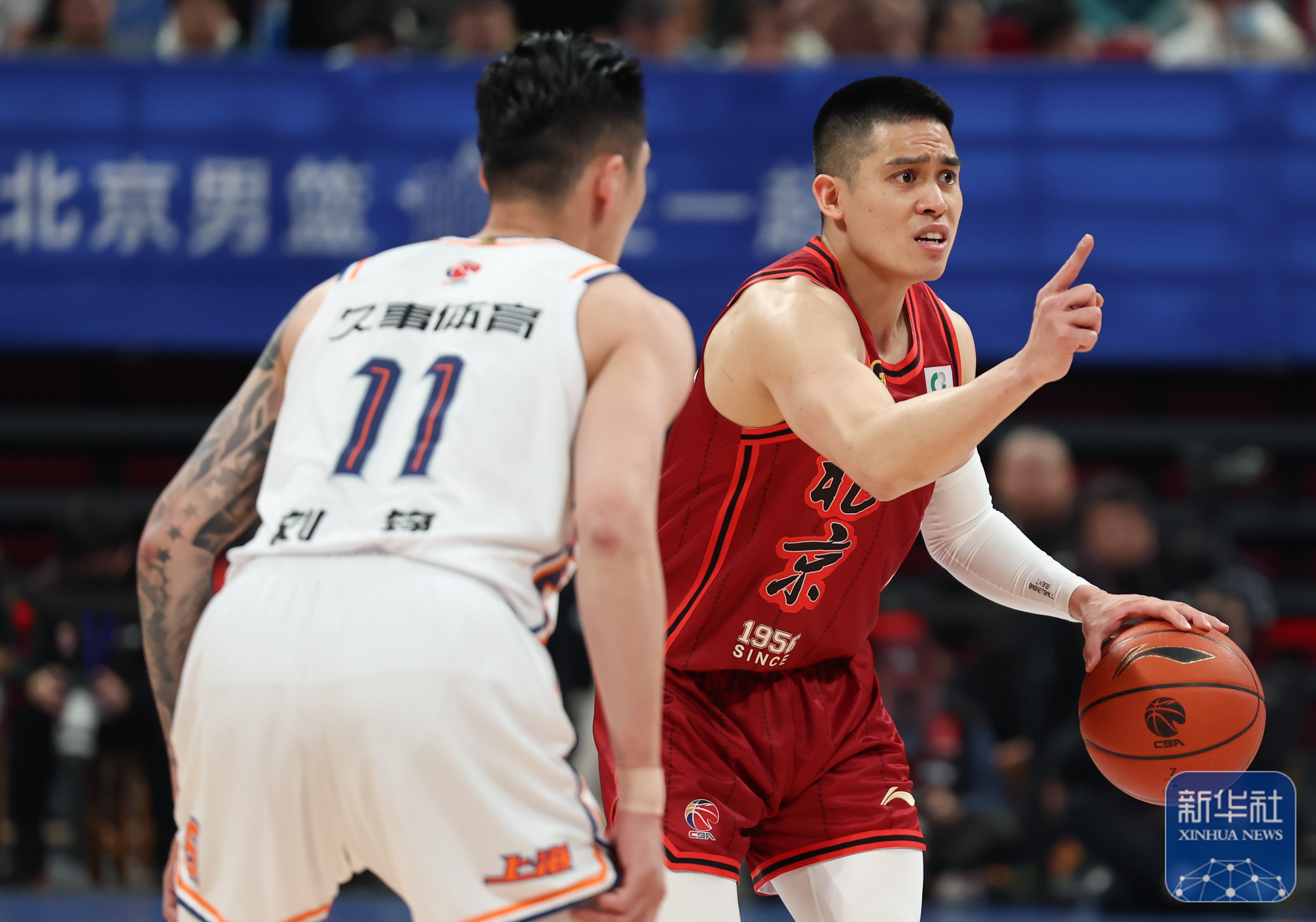 包含精神斗志引领比赛：球员拼尽全力，争夺胜利的词条