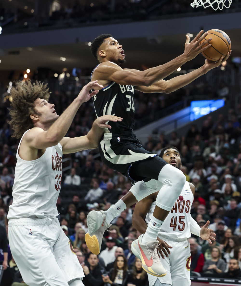 包含雄鹿完胜湖人，安特托昆博砍下35分的词条